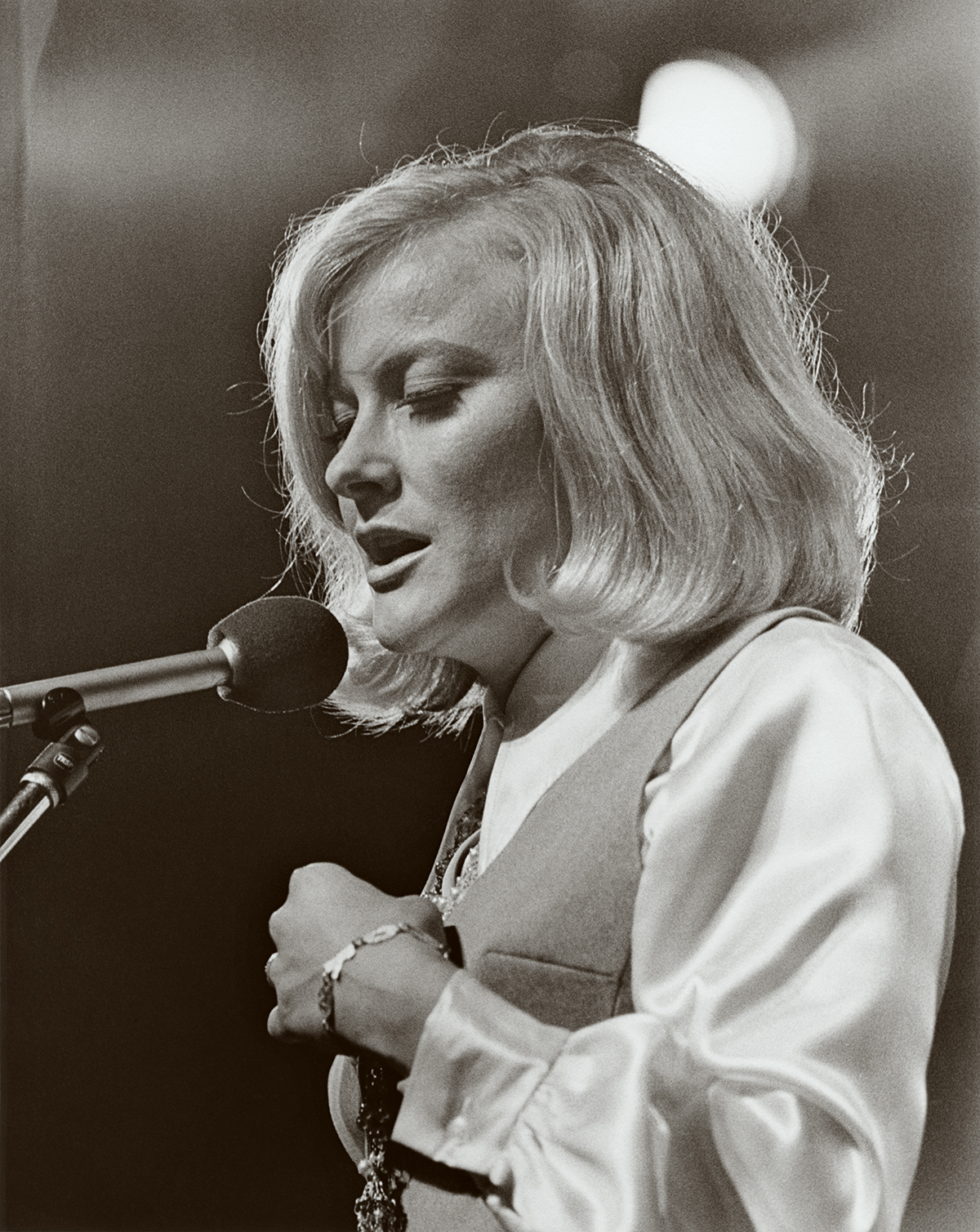 Svartvitt fotografi av Monica Zetterlund bakom mikrofonen på Stockholms Jazzfestival 1968. Foto: Christer Landergren