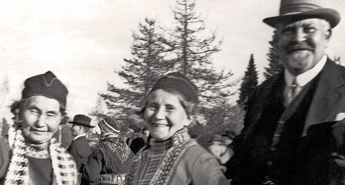 Jojkerskorna Greta Persson, Maria Persson och Karl Tirén i Arjeplog 1937. Foto: Okänd
